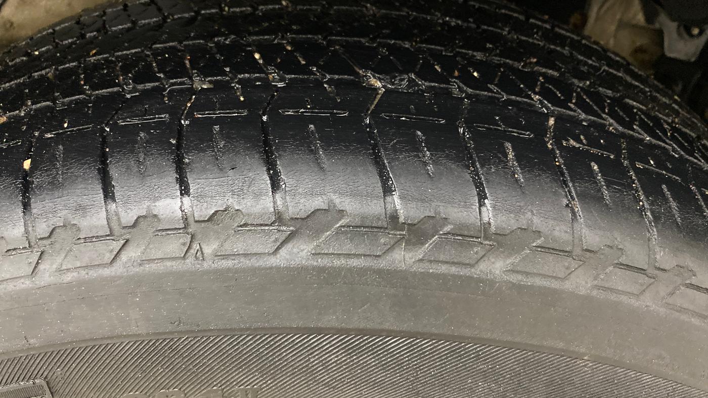 2019 Mahindra XUV500 W7, Diesel, Manual, 1,40,404 km, Left Rear Tyre Tread