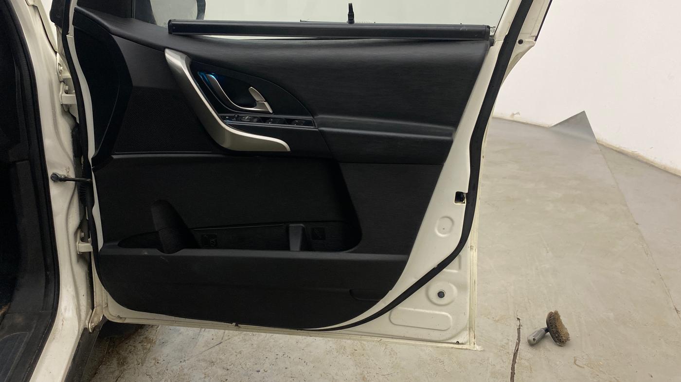 2019 Mahindra XUV500 W7, Diesel, Manual, 1,40,404 km, Driver Side Door Panels Control