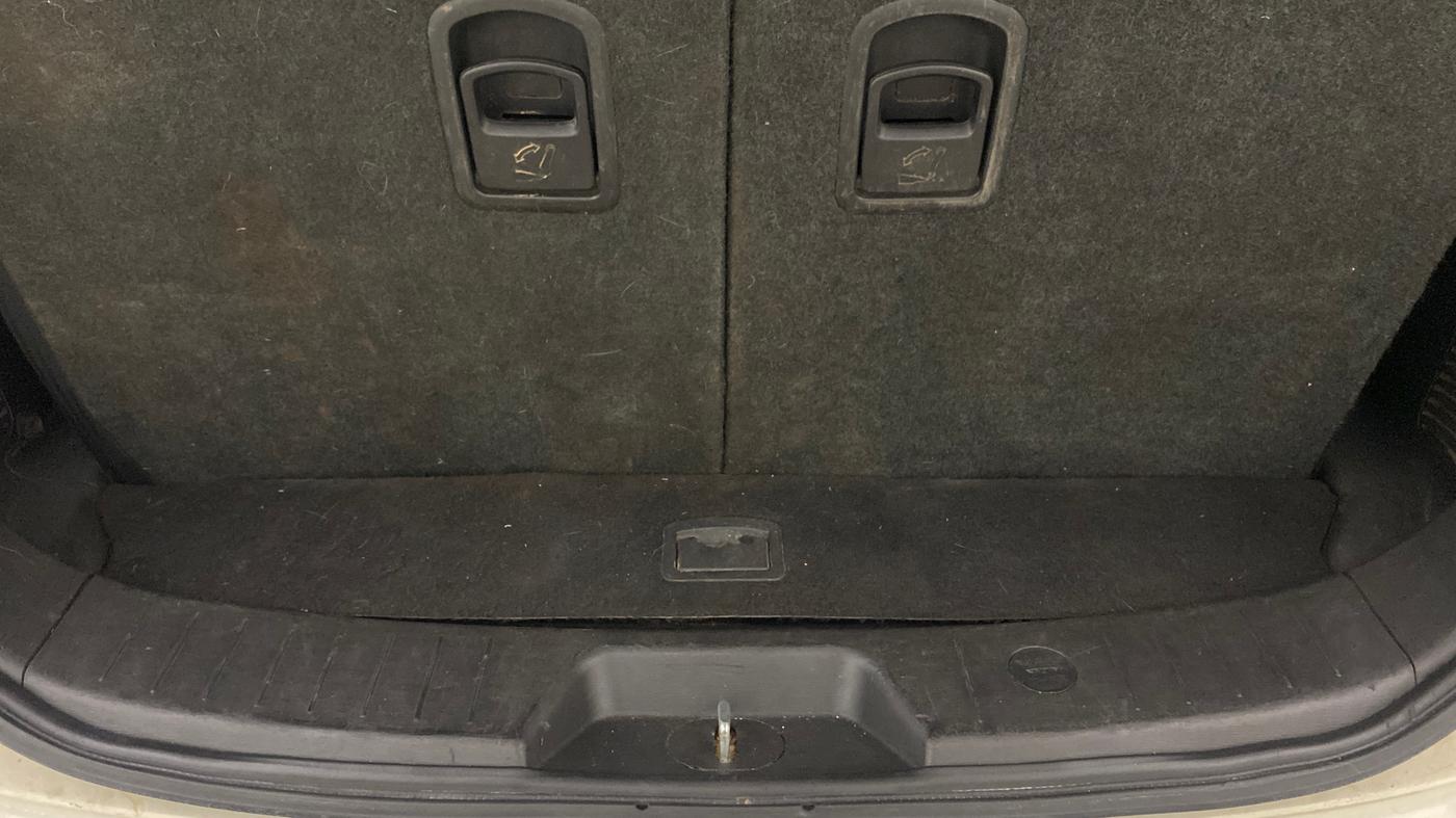 2019 Mahindra XUV500 W7, Diesel, Manual, 1,40,404 km, Boot Inside