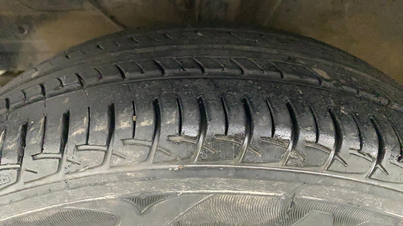 2017 Maruti Baleno DELTA PETROL 1.2, Petrol, Manual, 17,783 km, Left Front Tyre Tread