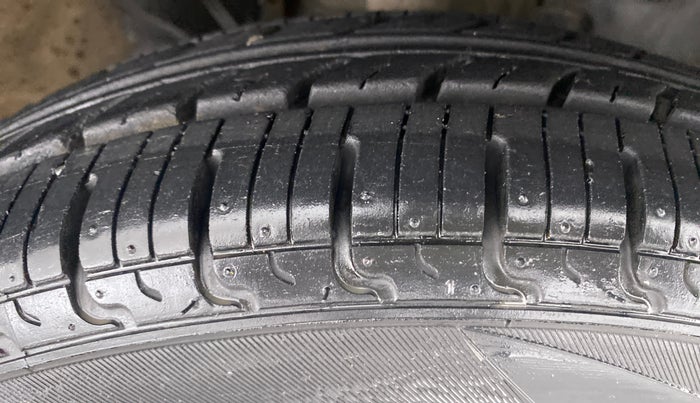 2016 Renault Kwid RXT, Petrol, Manual, 37,451 km, Right Front Tyre Tread