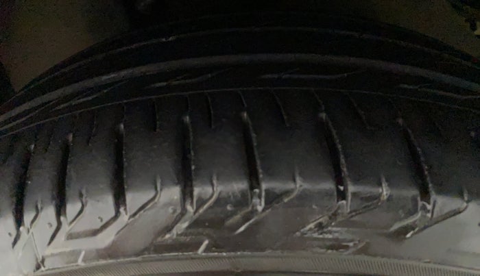 2017 Toyota Innova Crysta 2.8 GX AT 8 STR, Diesel, Automatic, 70,594 km, Right Rear Tyre Tread