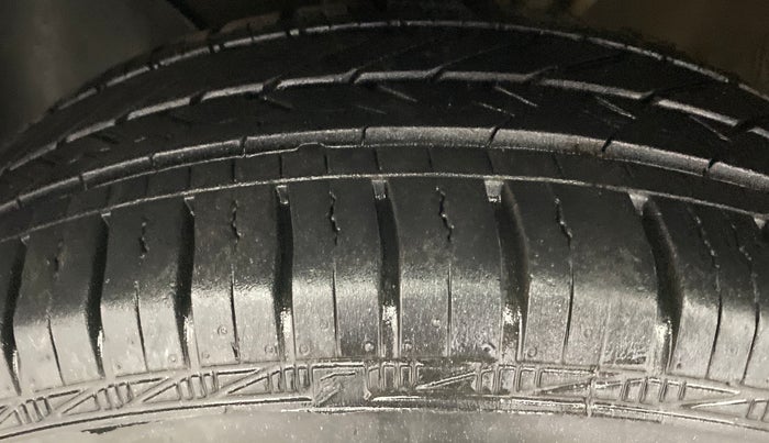 2020 Hyundai Elite i20 MAGNA PLUS 1.2, Petrol, Manual, 1,08,545 km, Left Front Tyre Tread