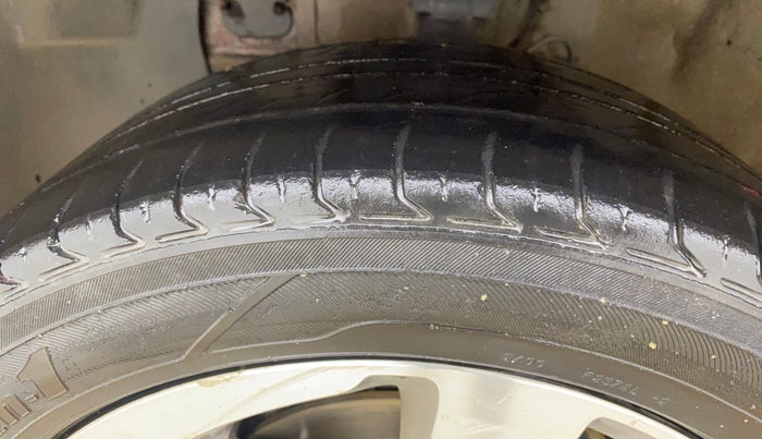 2017 Hyundai Elite i20 ASTA 1.2 (O), Petrol, Manual, 1,31,406 km, Left Front Tyre Tread