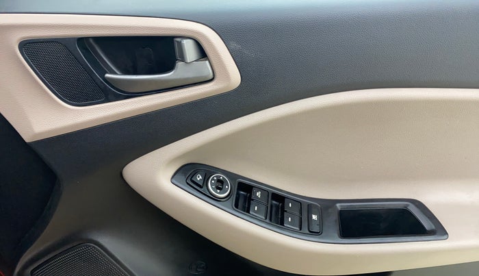 2017 Hyundai Elite i20 ASTA 1.2 (O), Petrol, Manual, 1,31,406 km, Driver Side Door Panels Control