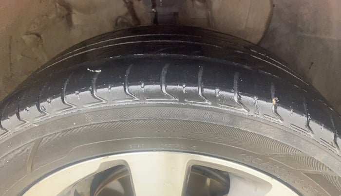 2017 Hyundai Elite i20 ASTA 1.2 (O), Petrol, Manual, 1,31,406 km, Right Front Tyre Tread