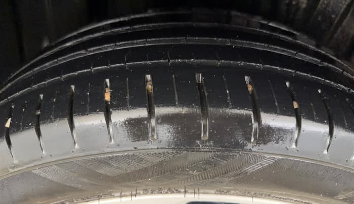 2022 Maruti Baleno ZETA 1.2 AGS, CNG, Automatic, 46,806 km, Right Rear Tyre Tread
