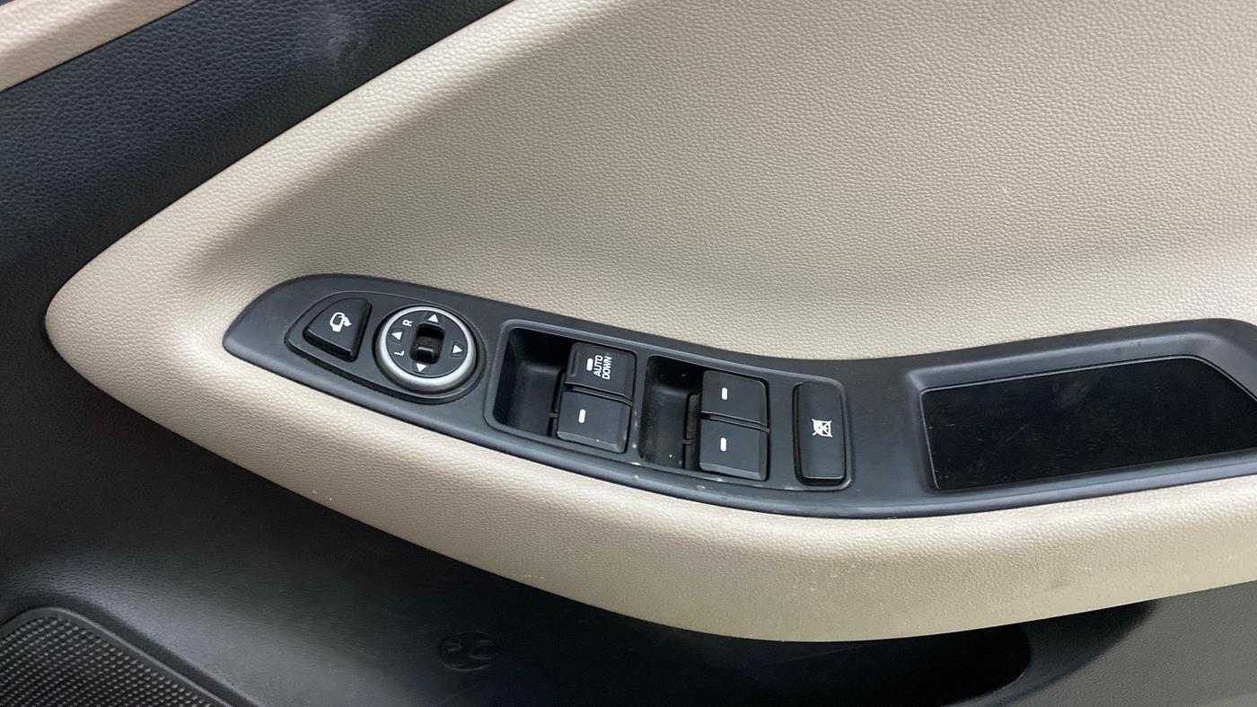 2020 Hyundai Elite i20 SPORTZ PLUS 1.2, Petrol, Manual, 31,880 km, Driver Side Door Panels Control