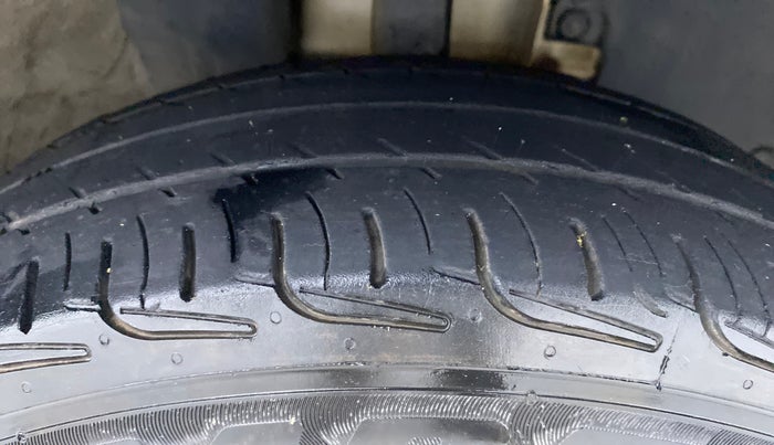 2018 Renault Kwid RXL, Petrol, Manual, 80,212 km, Right Front Tyre Tread