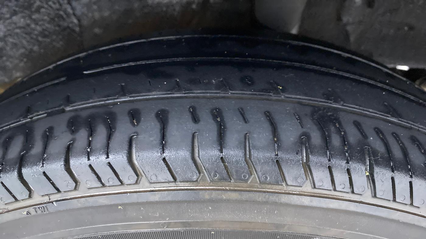 2018 Renault Kwid RXL, Petrol, Manual, 80,212 km, Left Rear Tyre Tread