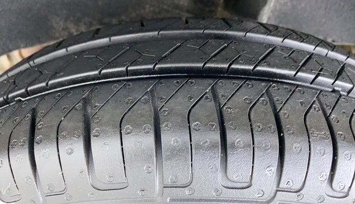 2015 Renault Kwid RXT Opt, Petrol, Manual, 26,795 km, Left Rear Tyre Tread