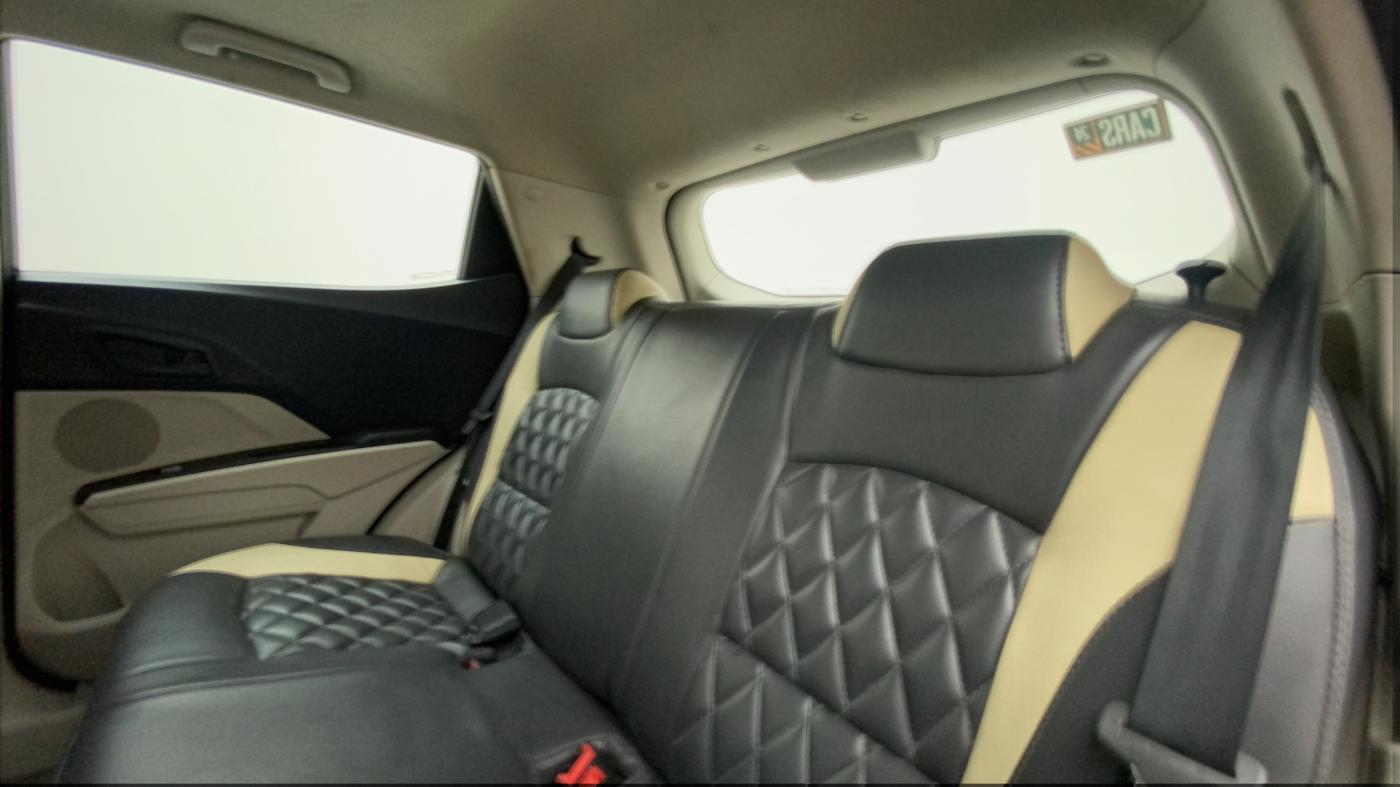 2022 Mahindra XUV300 W6 1.2 PETROL, Petrol, Manual, 45,733 km, Right Side Rear Door Cabin