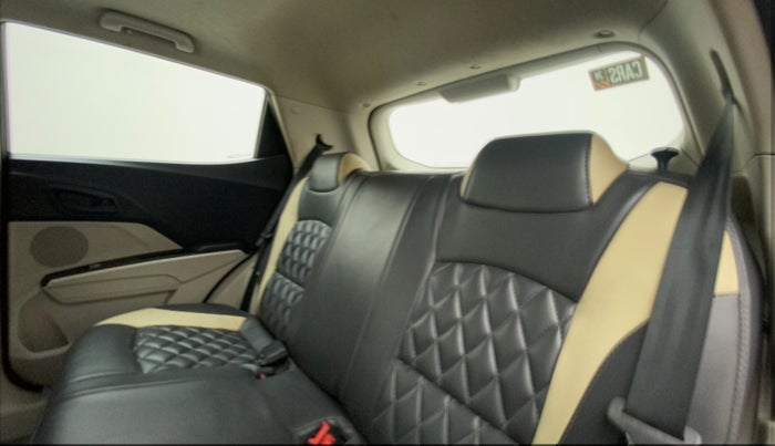 2022 Mahindra XUV300 W6 1.2 PETROL, Petrol, Manual, 45,733 km, Right Side Rear Door Cabin