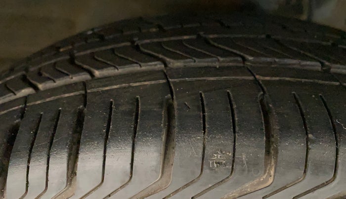 2022 Mahindra XUV300 W6 1.2 PETROL, Petrol, Manual, 45,733 km, Right Front Tyre Tread