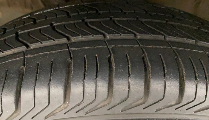 2022 Mahindra XUV300 W6 1.2 PETROL, Petrol, Manual, 45,733 km, Left Front Tyre Tread