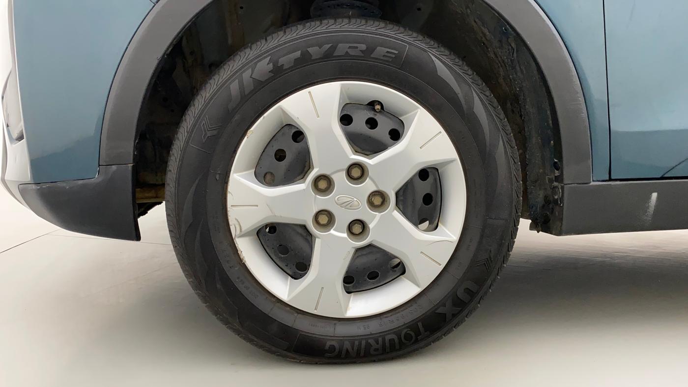 2022 Mahindra XUV300 W6 1.2 PETROL, Petrol, Manual, 45,733 km, Left Front Wheel