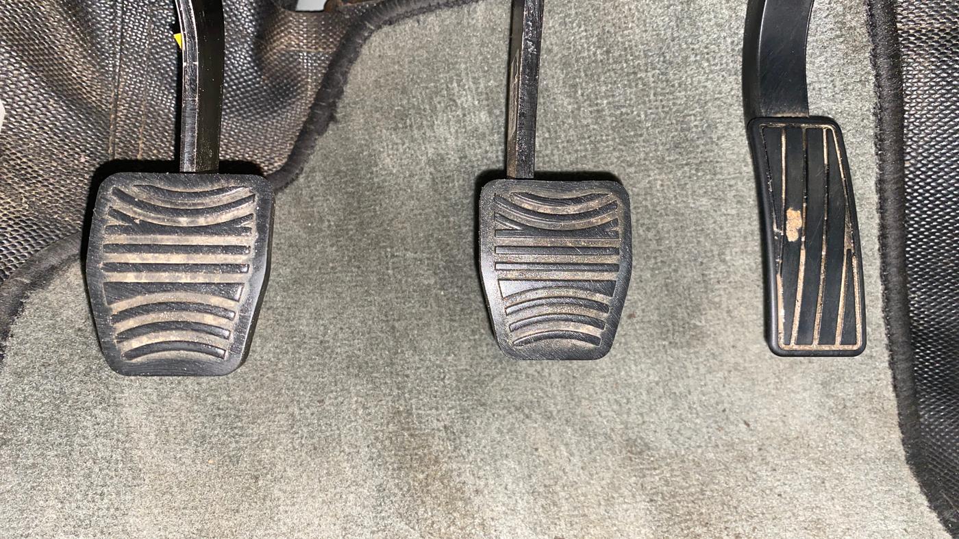2022 Mahindra XUV300 W6 1.2 PETROL, Petrol, Manual, 45,733 km, Pedals