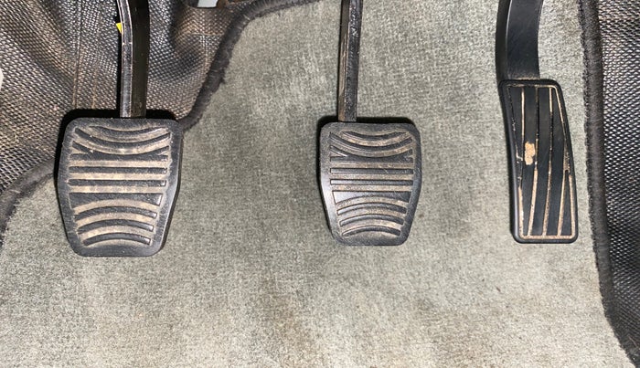 2022 Mahindra XUV300 W6 1.2 PETROL, Petrol, Manual, 45,733 km, Pedals