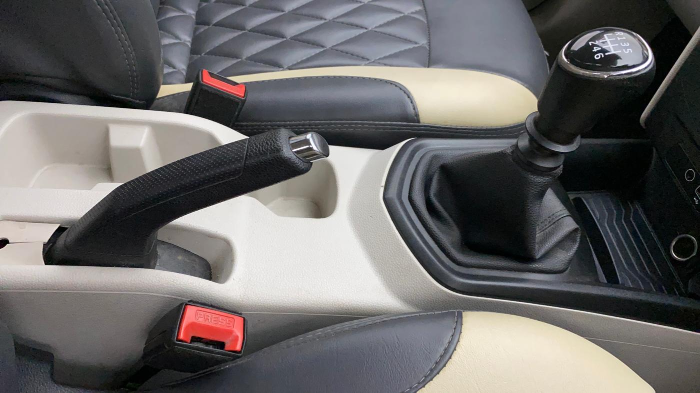 2022 Mahindra XUV300 W6 1.2 PETROL, Petrol, Manual, 45,733 km, Gear Lever