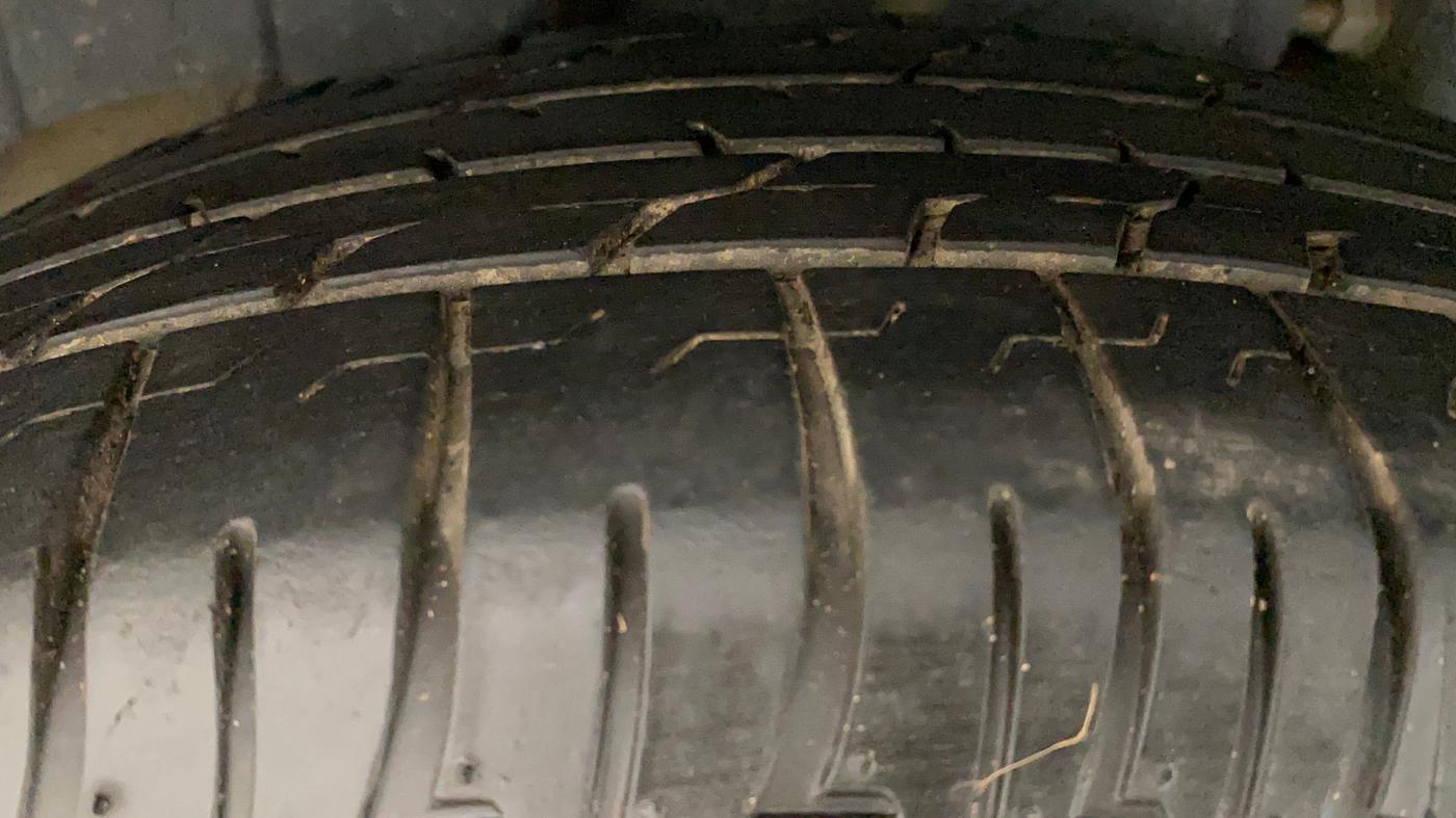2022 Mahindra XUV300 W6 1.2 PETROL, Petrol, Manual, 45,733 km, Right Rear Tyre Tread