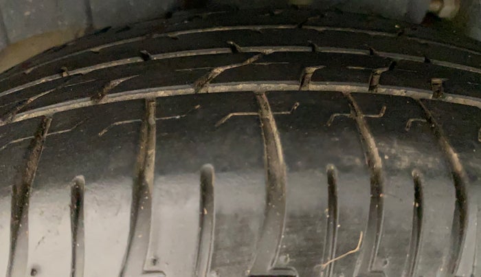 2022 Mahindra XUV300 W6 1.2 PETROL, Petrol, Manual, 45,733 km, Right Rear Tyre Tread