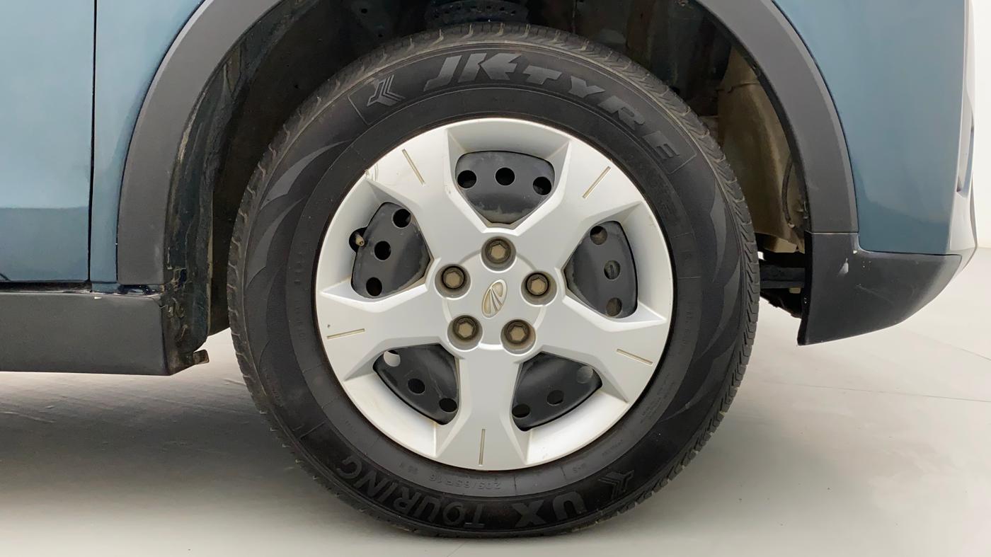 2022 Mahindra XUV300 W6 1.2 PETROL, Petrol, Manual, 45,733 km, Right Front Wheel