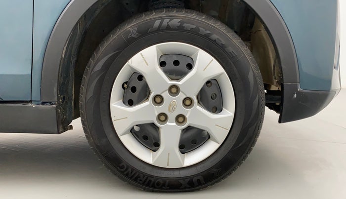 2022 Mahindra XUV300 W6 1.2 PETROL, Petrol, Manual, 45,733 km, Right Front Wheel