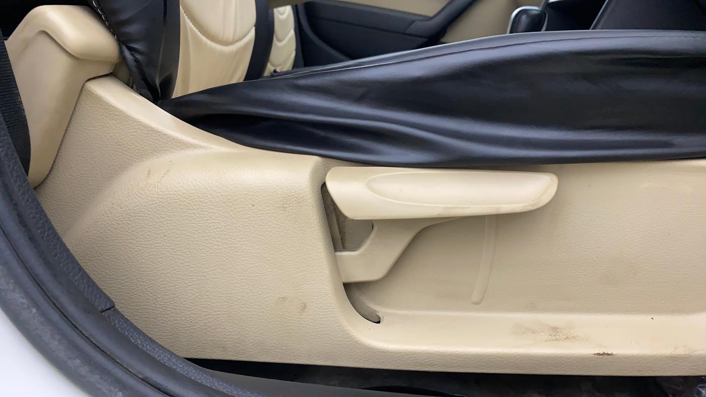 2019 Volkswagen Ameo HIGHLINE PLUS 1.5L AT 16 ALLOY, Diesel, Automatic, 1,01,031 km, Driver Side Adjustment Panel