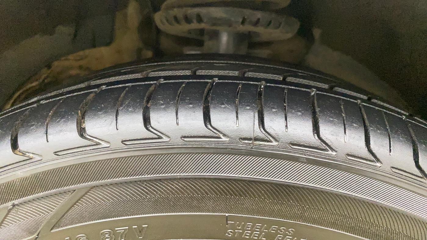 2019 Volkswagen Ameo HIGHLINE PLUS 1.5L AT 16 ALLOY, Diesel, Automatic, 1,01,031 km, Right Front Tyre Tread