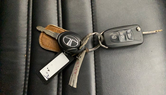 2019 Tata Tiago XT PETROL, CNG, Manual, 71,809 km, Key Close Up