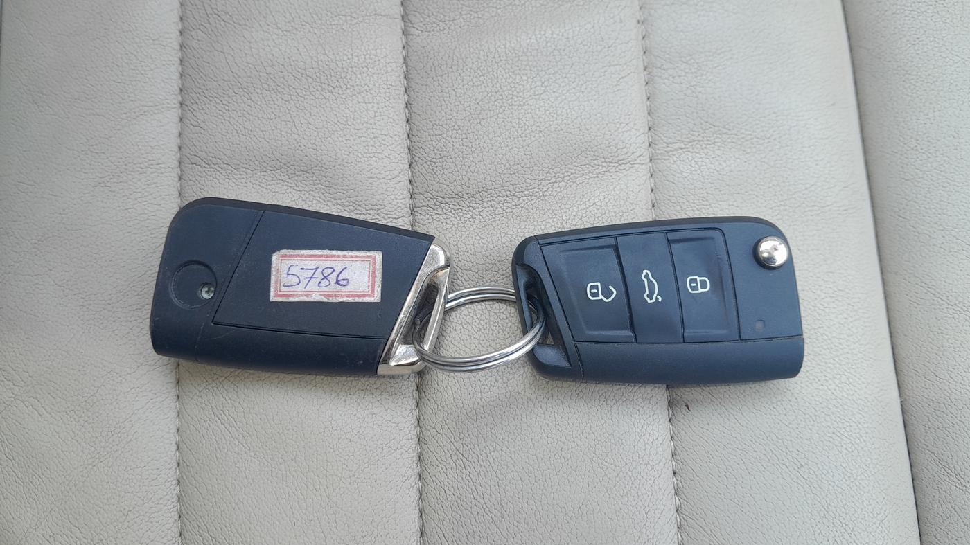 2013 Skoda Octavia ELEGANCE 2.0 TDI AT, Diesel, Automatic, 1,05,095 km, Key Close Up