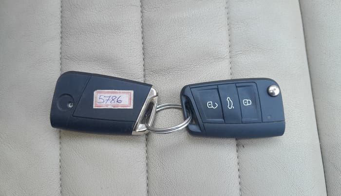 2013 Skoda Octavia ELEGANCE 2.0 TDI AT, Diesel, Automatic, 1,05,095 km, Key Close Up