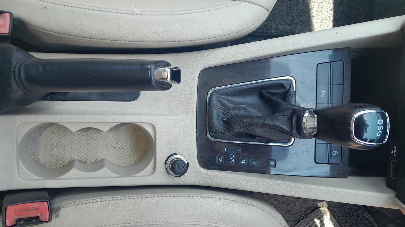 2013 Skoda Octavia ELEGANCE 2.0 TDI AT, Diesel, Automatic, 1,05,095 km, Gear Lever