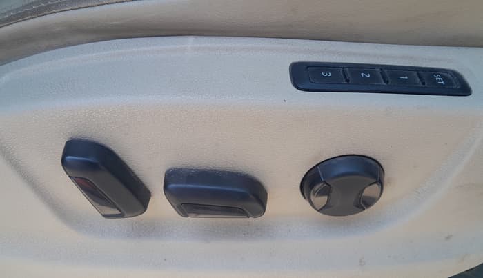 2013 Skoda Octavia ELEGANCE 2.0 TDI AT, Diesel, Automatic, 1,05,095 km, Driver Side Adjustment Panel