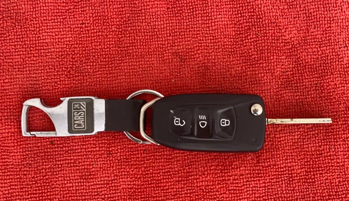 2019 Tata NEXON XM PETROL, CNG, Manual, 28,058 km, Key Close Up