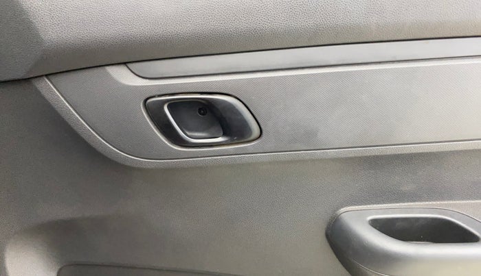 2016 Renault Kwid RXT 0.8, Petrol, Manual, 37,995 km, Driver Side Door Panels Control