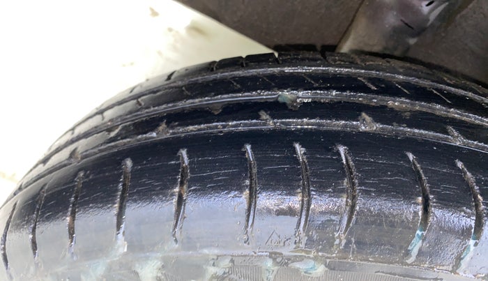 2016 Renault Kwid RXT 0.8, Petrol, Manual, 37,995 km, Right Rear Tyre Tread