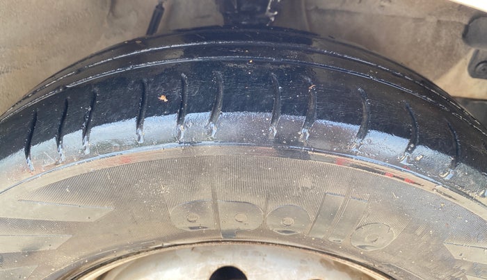 2016 Hyundai i10 MAGNA 1.1, CNG, Manual, 1,47,098 km, Right Front Tyre Tread