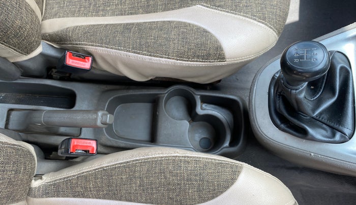 2016 Hyundai i10 MAGNA 1.1, CNG, Manual, 1,47,098 km, Gear Lever