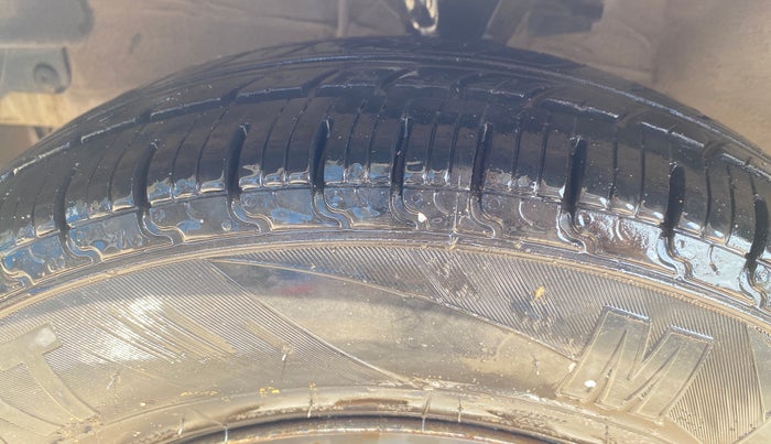 2016 Hyundai i10 MAGNA 1.1, CNG, Manual, 1,47,098 km, Left Front Tyre Tread