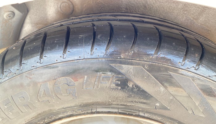 2016 Hyundai i10 MAGNA 1.1, CNG, Manual, 1,47,098 km, Right Rear Tyre Tread