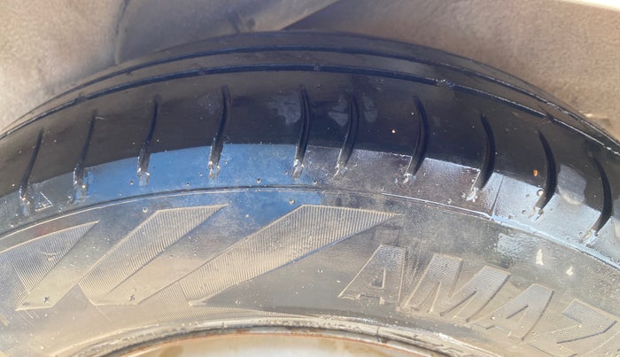2016 Hyundai i10 MAGNA 1.1, CNG, Manual, 1,47,098 km, Left Rear Tyre Tread