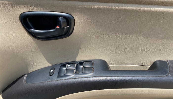 2016 Hyundai i10 MAGNA 1.1, CNG, Manual, 1,47,098 km, Driver Side Door Panels Control