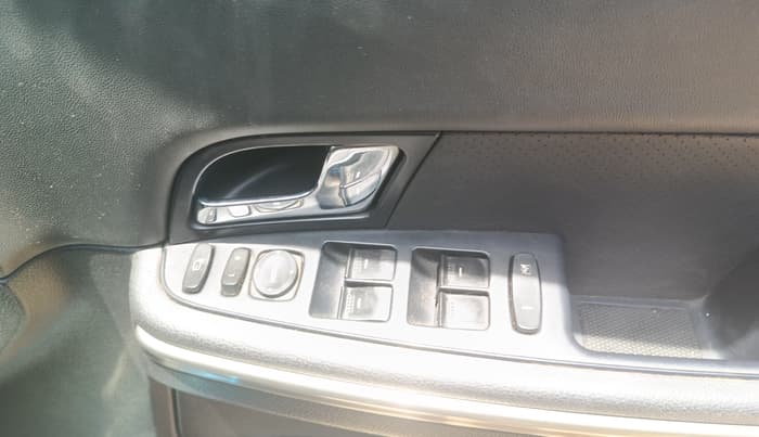 2017 Tata Hexa XT 4X4 7 STR, Diesel, Manual, 1,26,306 km, Driver Side Door Panels Control