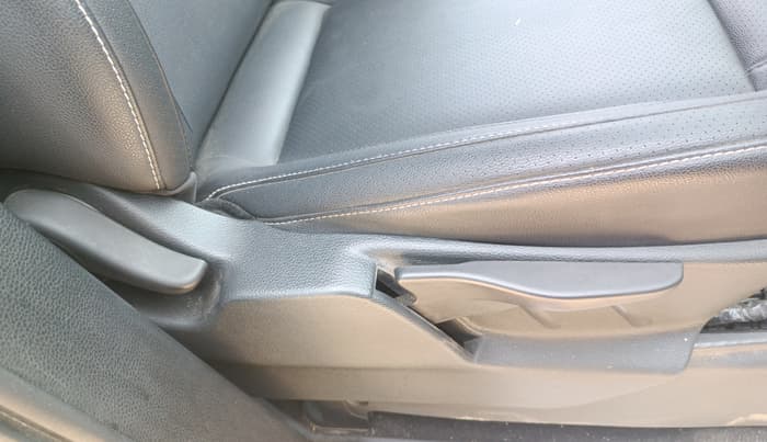 2017 Tata Hexa XT 4X4 7 STR, Diesel, Manual, 1,26,306 km, Driver Side Adjustment Panel