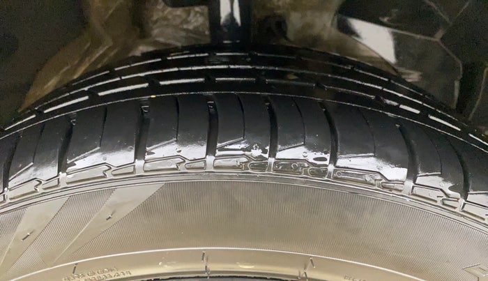 2023 MG HECTOR PLUS SHARP PRO 1.5 PETROL TURBO CVT 7 STR, Petrol, Automatic, 49,775 km, Right Front Tyre Tread