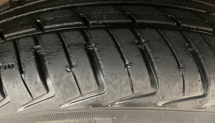 2019 Renault Kwid RXT 1.0 AMT (O), Petrol, Automatic, 40,558 km, Right Front Tyre Tread