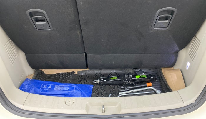 2018 Mahindra MARAZZO M8 7 STR, Diesel, Manual, 76,574 km, Boot Inside