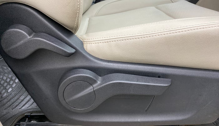 2018 Mahindra MARAZZO M8 7 STR, Diesel, Manual, 76,574 km, Driver Side Adjustment Panel