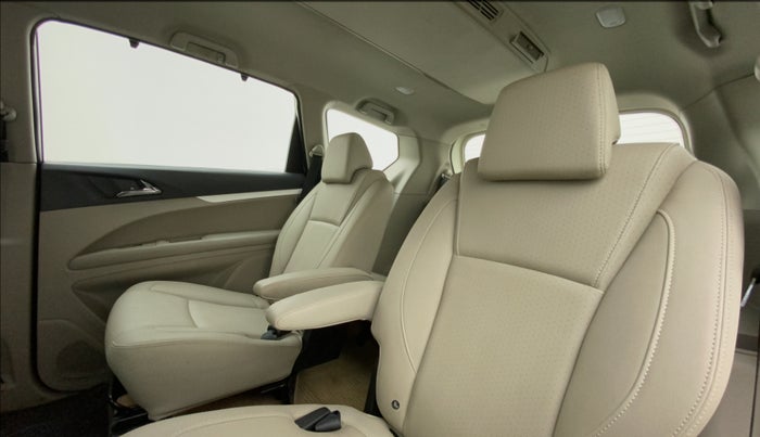 2018 Mahindra MARAZZO M8 7 STR, Diesel, Manual, 76,574 km, Right Side Rear Door Cabin